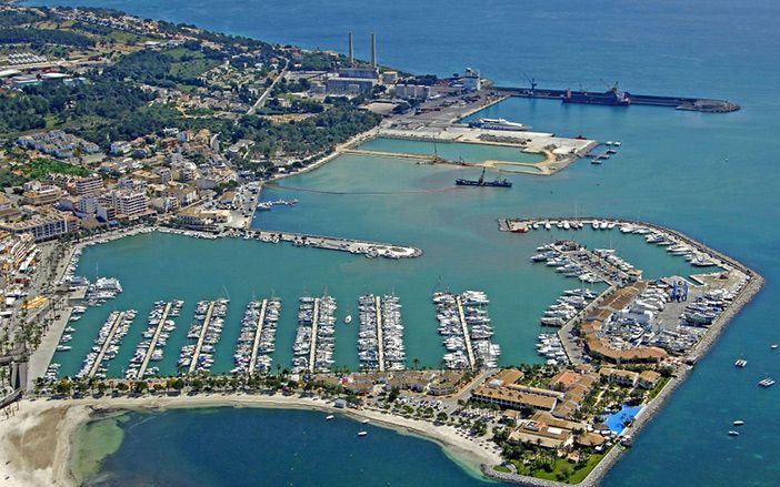 Πανοραμική θέα στο λιμάνι της Αλκούδια 