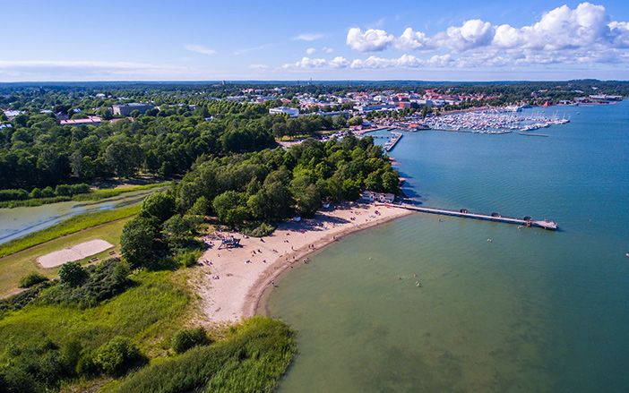 Η Lila Holmen έχει μία από τις διασημότερες παραλίες της περιοχής, καθώς και ένα πάρκο με παγόνια